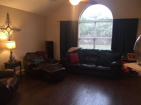 4th image of 700 Paisley Dr