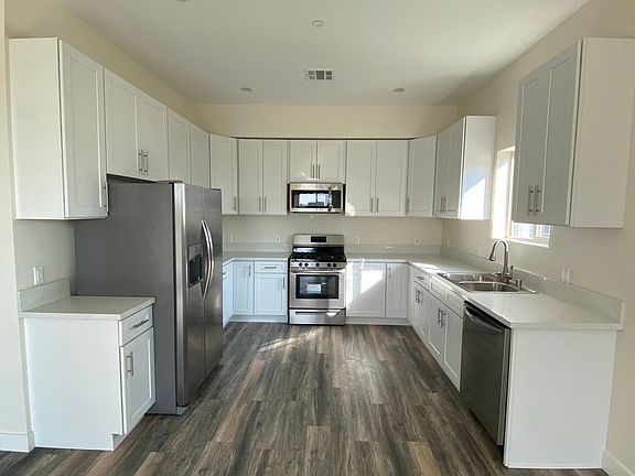 2nd image of 5934 Vineland Ave #201