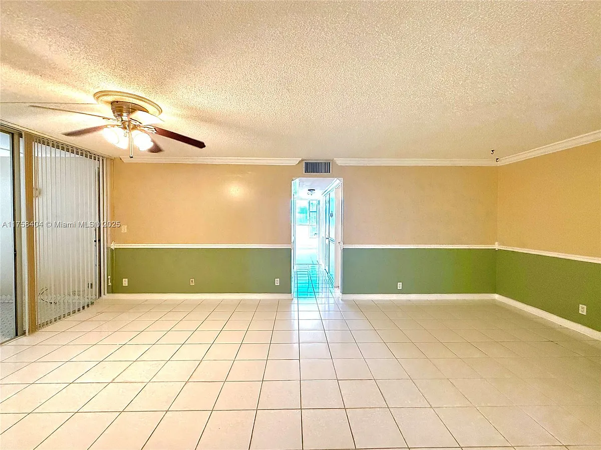 Building Photo - 920 NE 199th St #4J