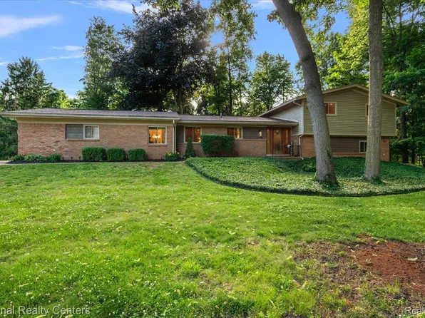 21201 E Chigwidden St, Northville, MI 48167