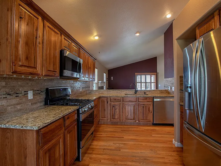 1076 Fairfield Ave — Photo 12