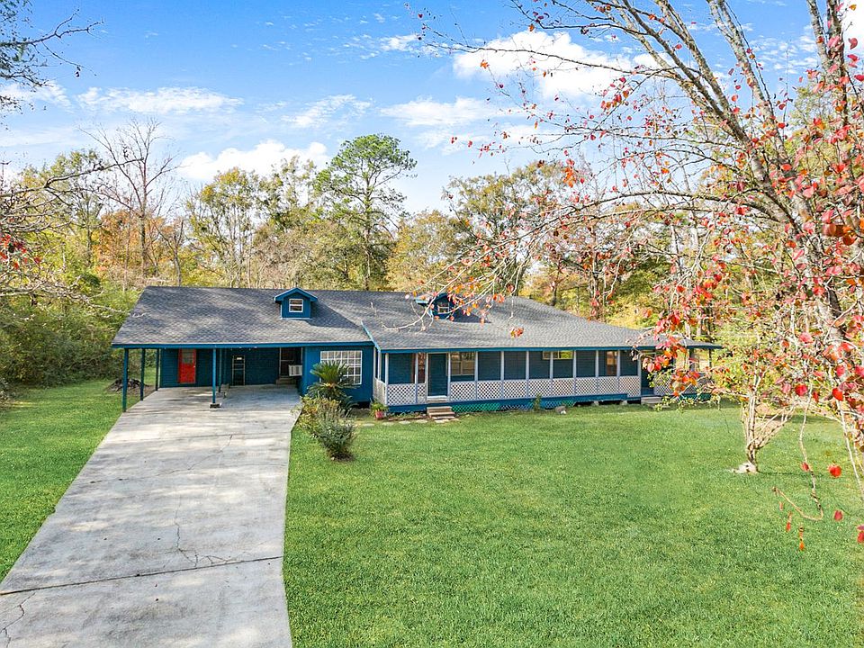 Fenced house with Carport and driveway for multiple car parking
