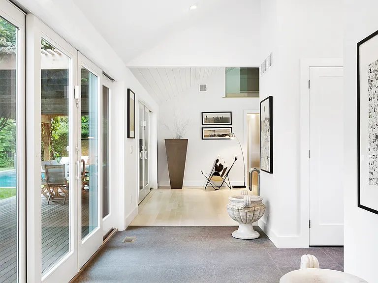 33 Osborne Ln — Photo 2