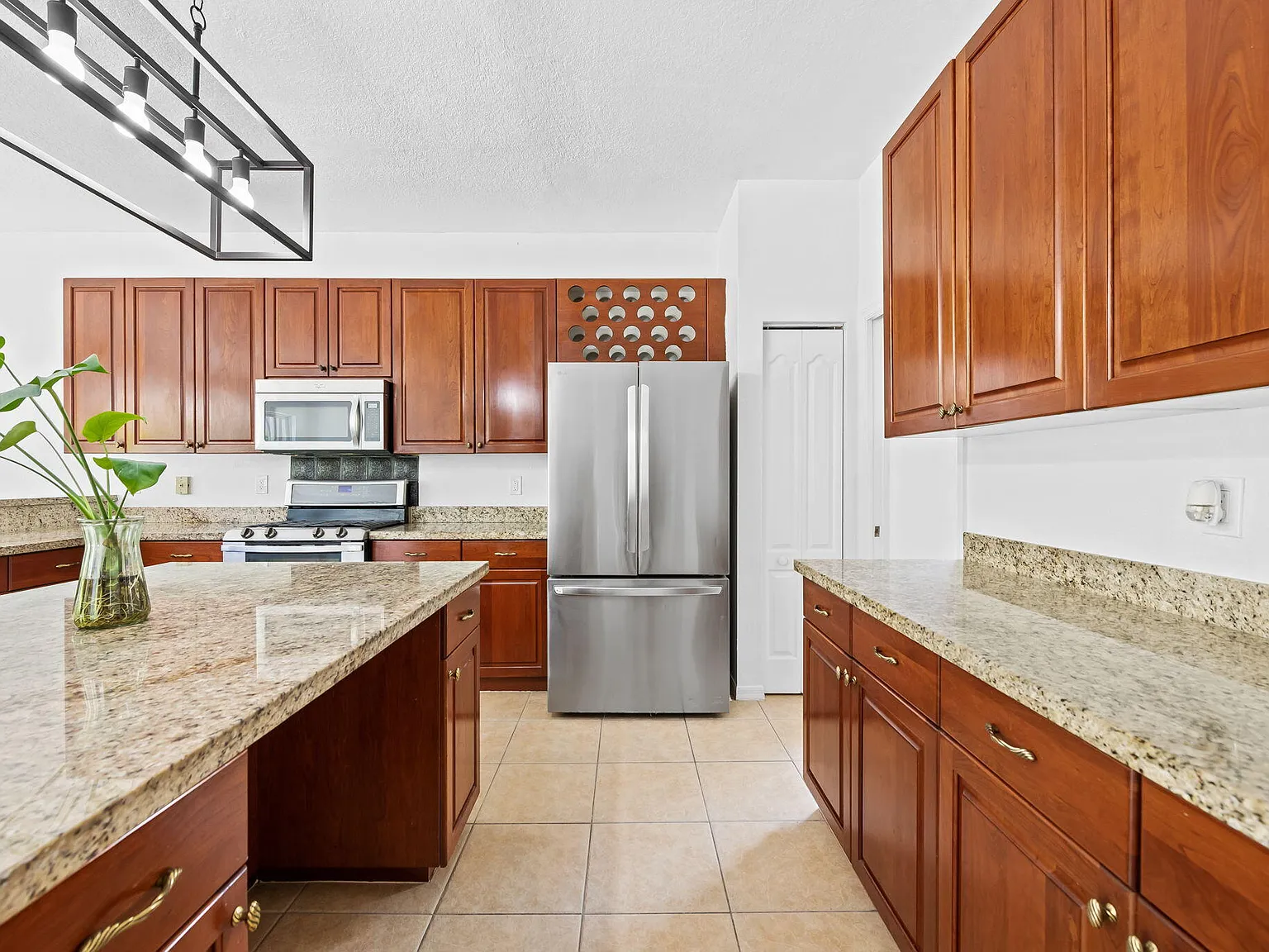 5 bed, 4.0 bath, 3106 sqft, $5,200 — Photo 3