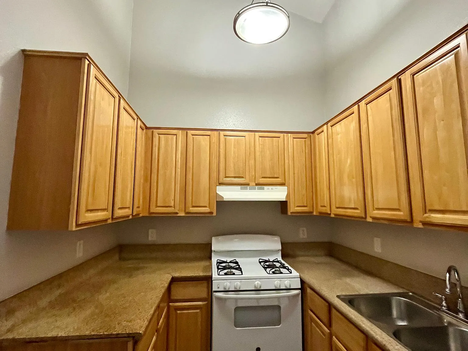 Las Casas Apartments — Photo 2