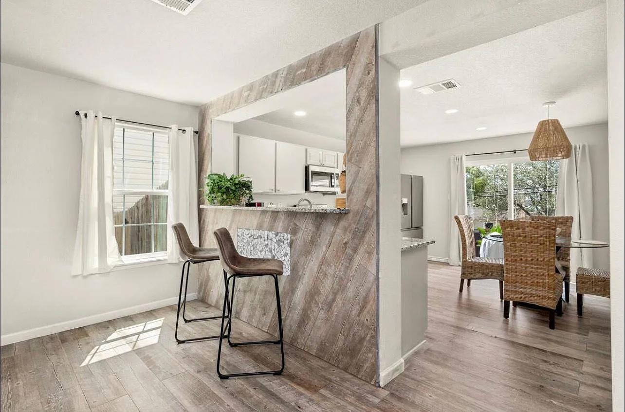 3 bed, 1384 sqft, $2,239 — Photo 2