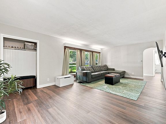 3rd image of 4712 Blum Dr