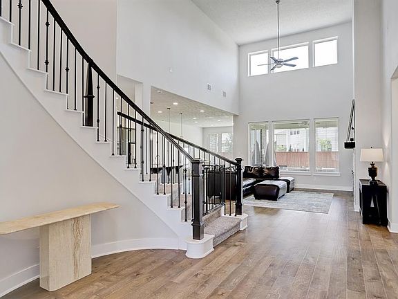 3rd image of 10 Jaden Oaks Pl
