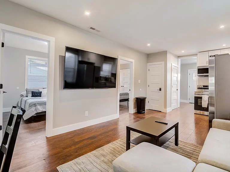 317 N Forest Ave — Photo 3