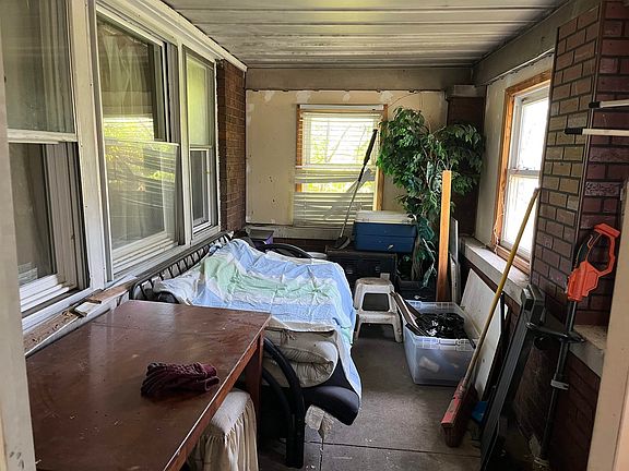 4th image of 225 E Donald St