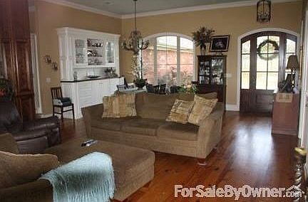 2nd image of 131 Oakwood Pl