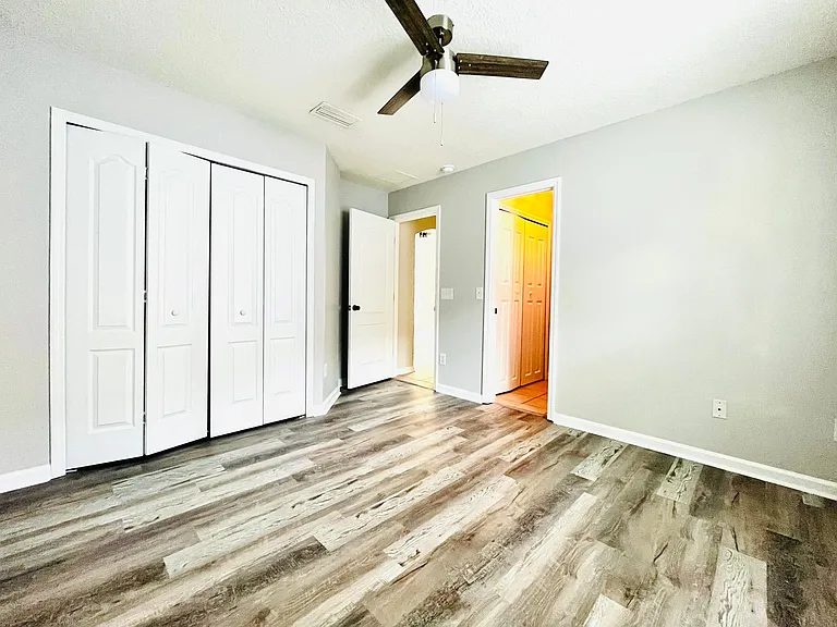 217 W Silverthorn Ln — Photo 10