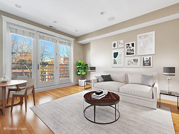 3rd image of 1017 N Wood St #3S