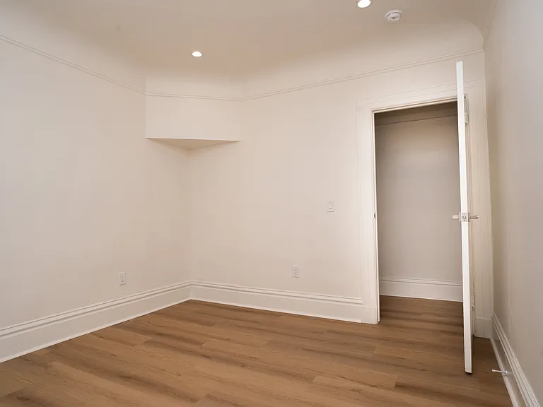 1048 Montgomery St — Photo 5