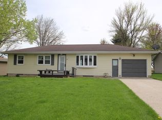 917 Gray St, Aplington, IA 50604