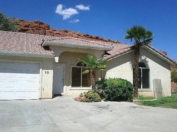 2099 Middleton Dr — Photo 2