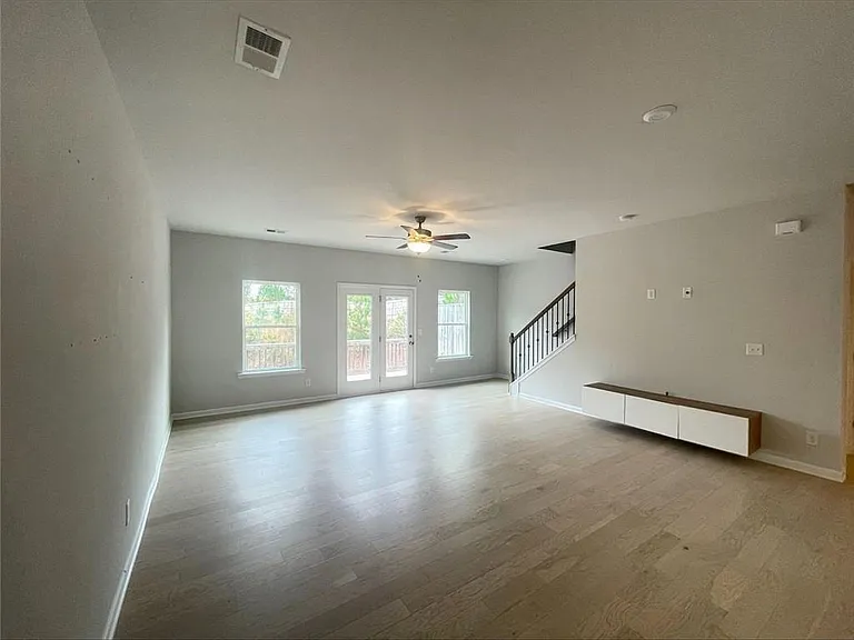 2623 Hedgeway Cir — Photo 3