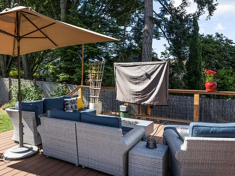 1,000 sq ft Trex deck