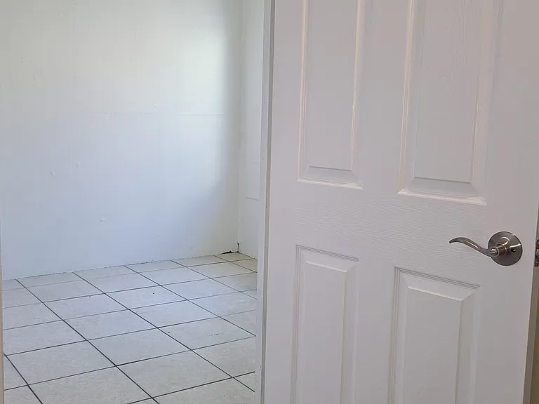 892 Robin Dr — Photo 16
