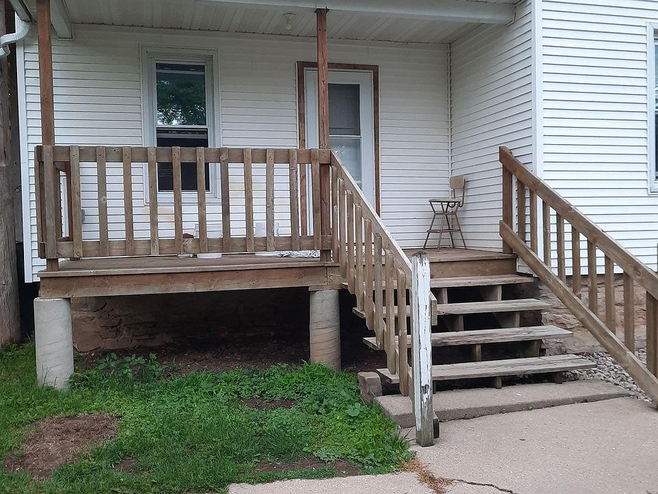 Side enterance and porch