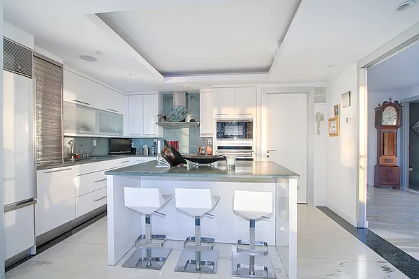 Sold by LG Fairmont Group | media 1