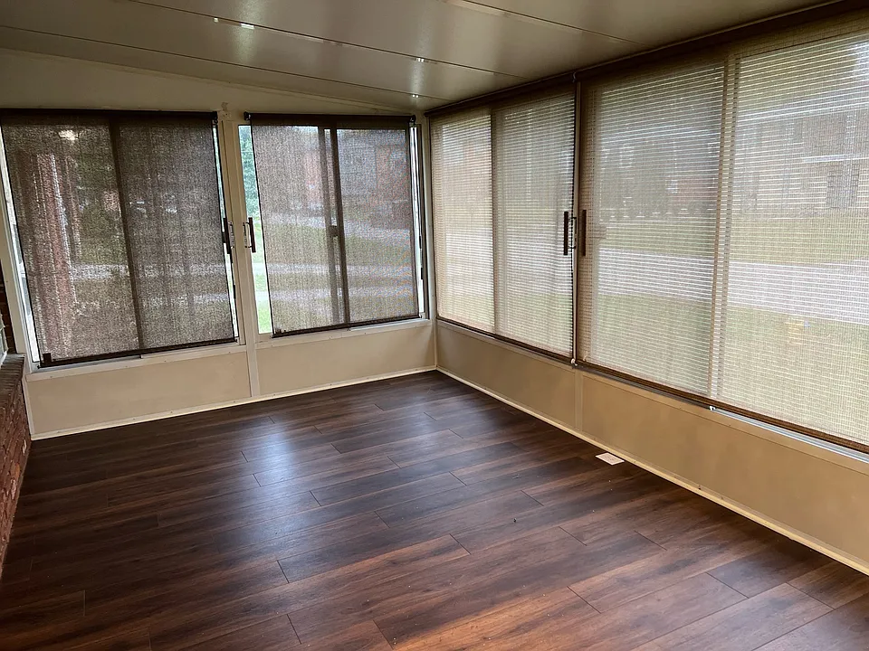 awesome sunroom, lots of light, sliding windows, fantastic room