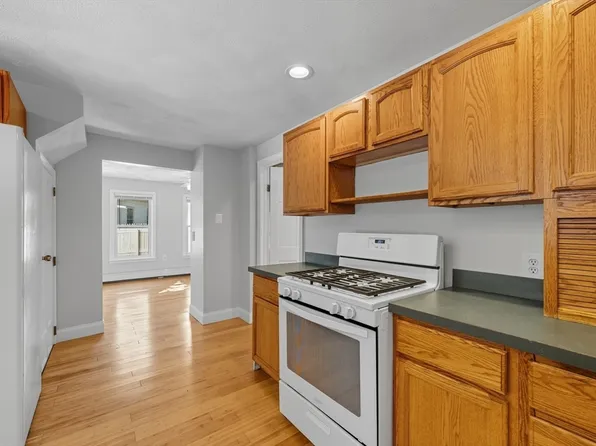 10 Mission Pl, Lowell, MA 01852