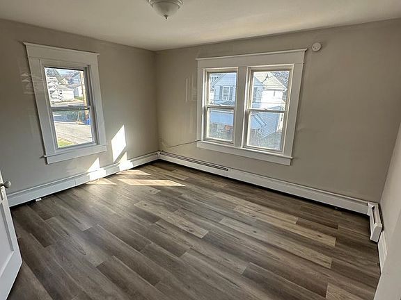 4th image of 104 Sanderson Ave #104