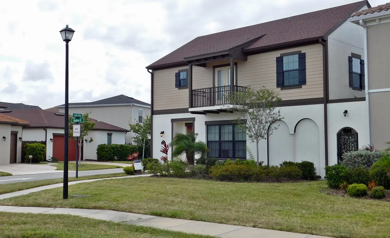 4 bed, 3.5 bath, 2849 sqft, $4,000 — Photo 2