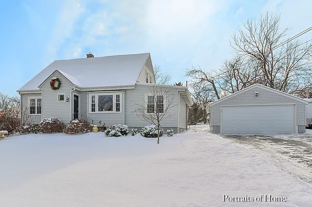 22W043 Valleyview Dr photo 1