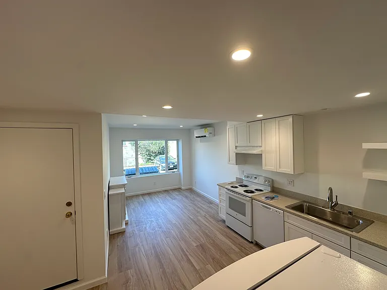 1672 Oxford St #19 — Photo 9
