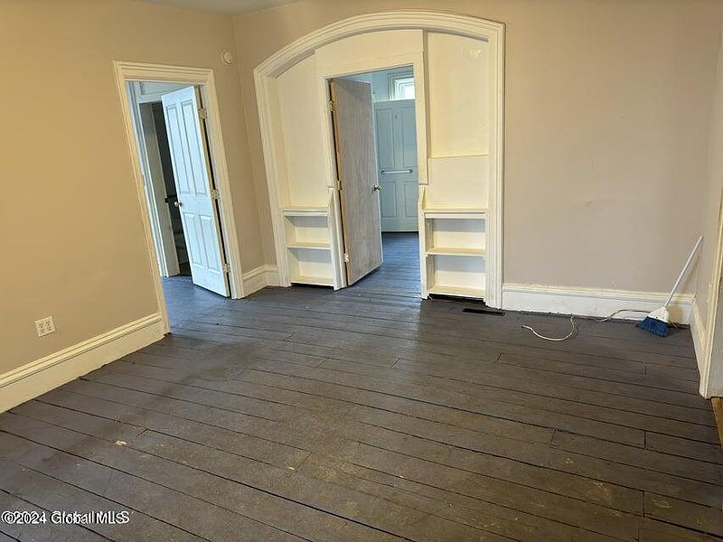 5th image of 34 River Street