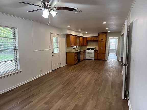 3rd image of 1820 Linden Dr