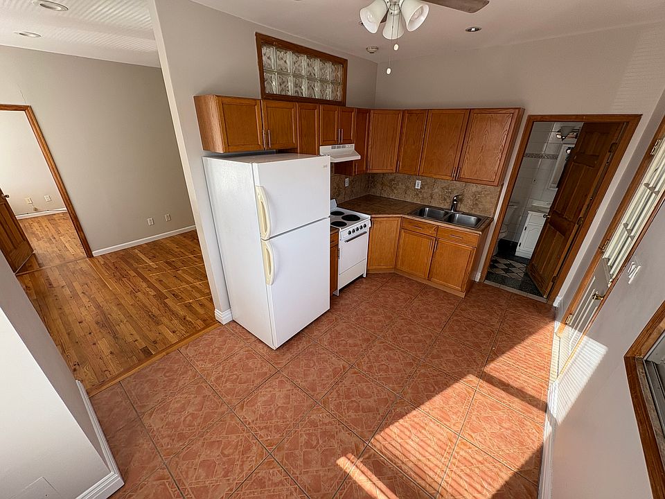 1st image of 70 Carleton Ave #3