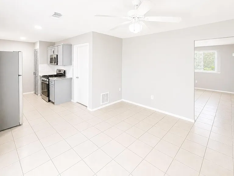 723 Onaleigh Dr — Photo 3