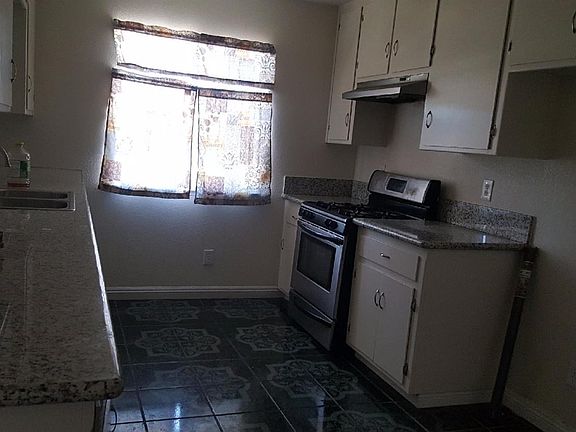 4th image of 12131 Kadota Ave