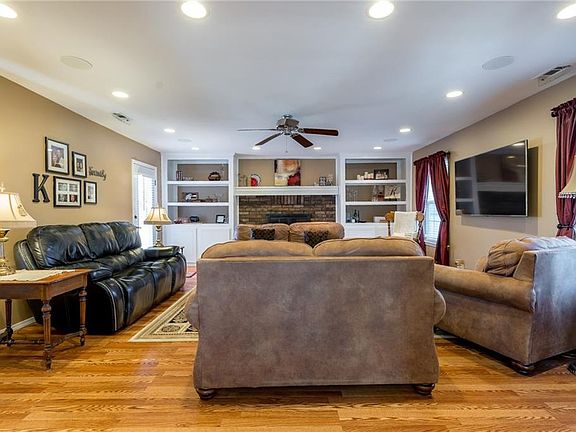 3rd image of 2548 E Golden Oaks Dr