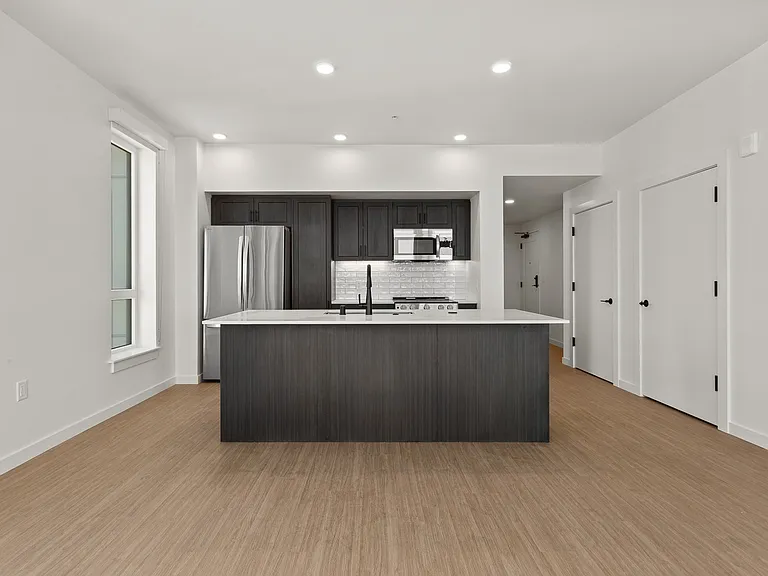 440 West — Photo 7