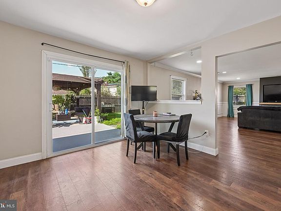 4th image of 14 Potter Ln
