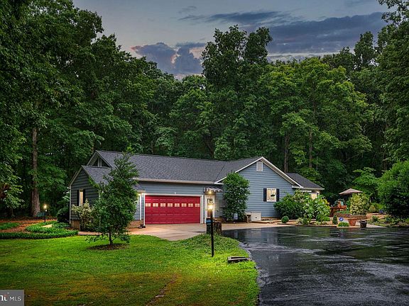 3rd image of 33 Carriage Hill Ln