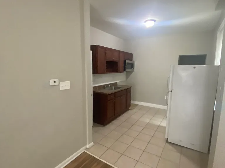 618 E Clementine St — Photo 7