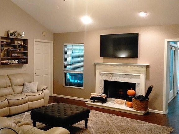 4th image of 809 Carlton Ct