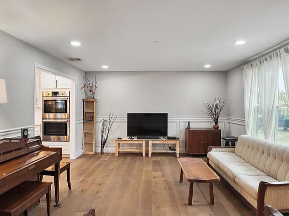 4th image of 94 Sioux Rd