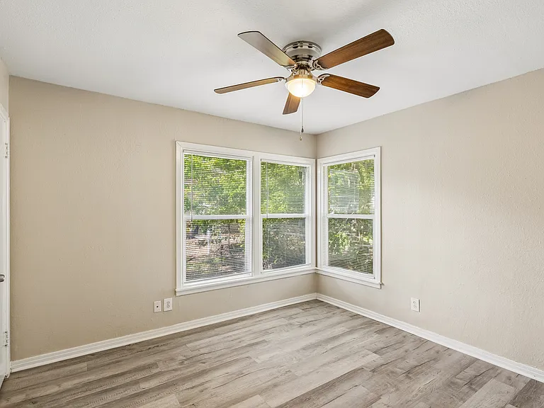 1220 S Lamar St — Photo 14