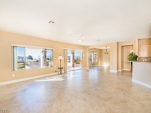 3rd image of 2719 N Evergreen Oaks Dr