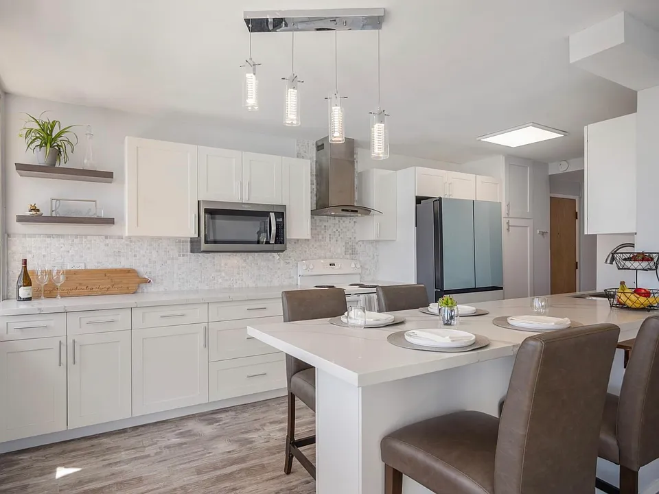 2825 S King St #803