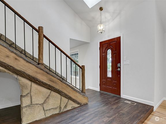 3rd image of 4741 Norunn Court NE