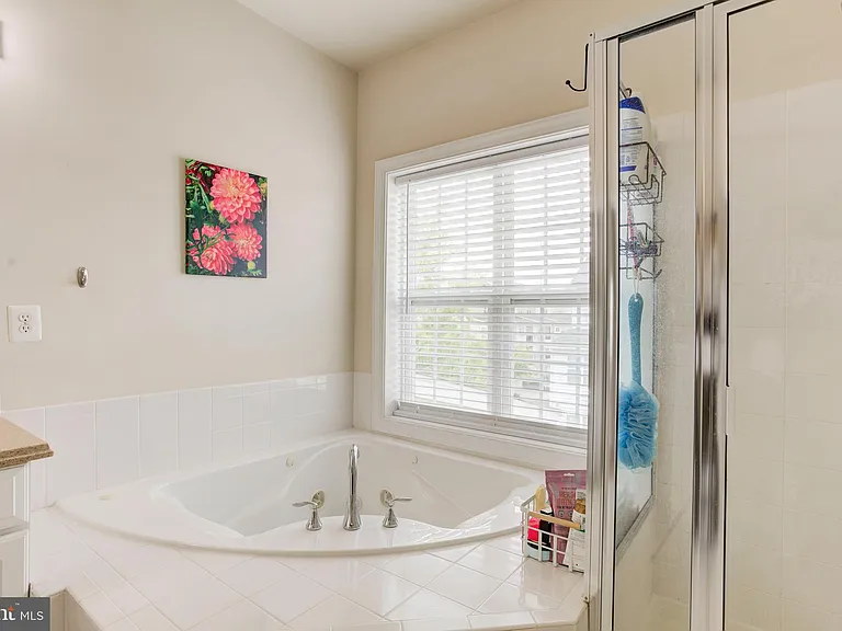 15160 Kentshire Dr — Photo 27