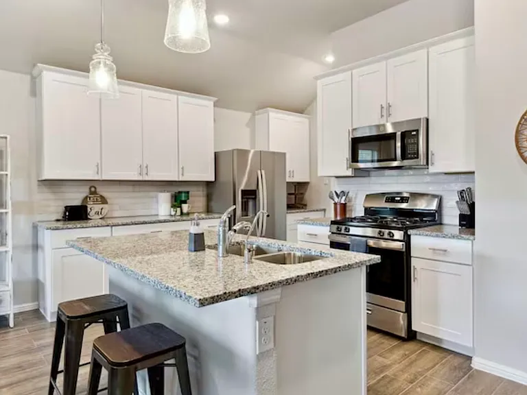 425 Waterman Ave — Photo 16