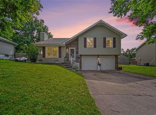 201 Cross Creek Dr, Grain Valley, MO 64029